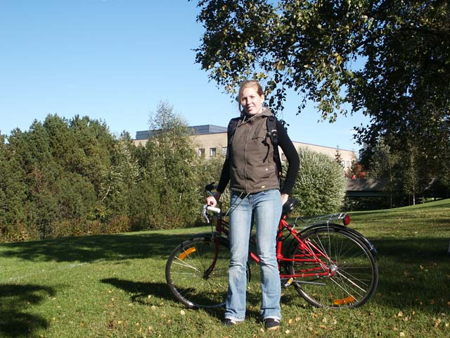 Sarah mit Rad, im Hintergrund die Bibliothek